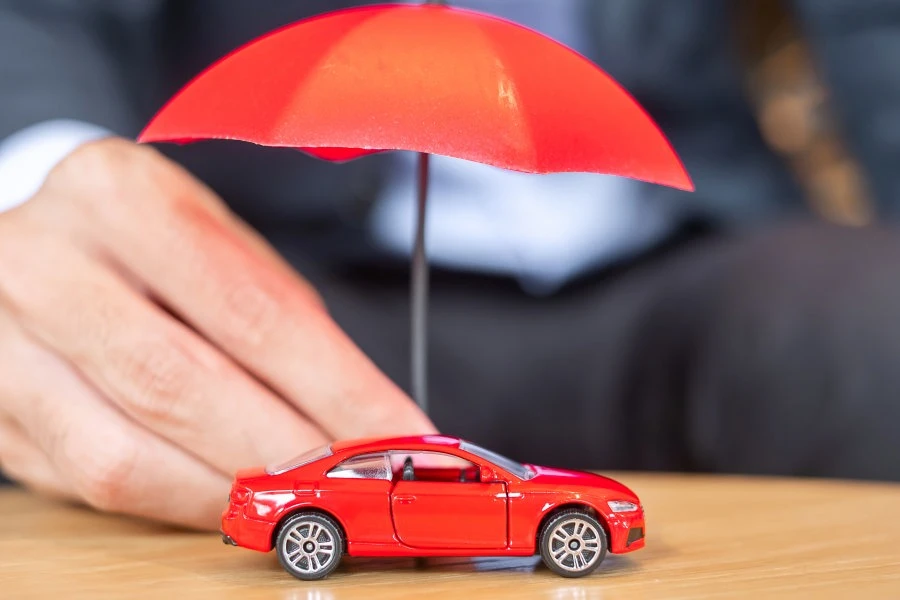 Kaip elgtis, kai automobilis sugadinamas įvažiavus į duobę