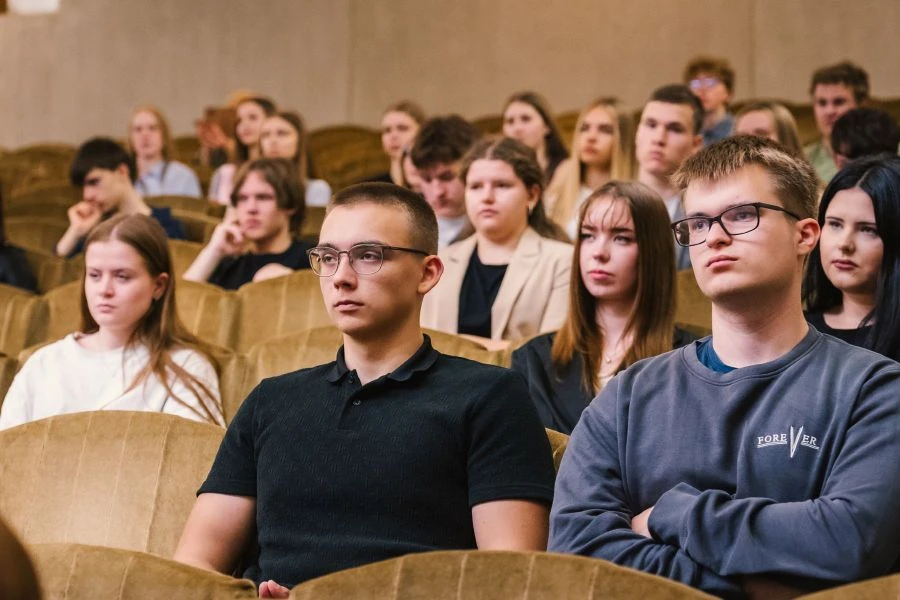 Mokslo metus baigė Panevėžio ekonomikos ir verslo akademija: diplomai įteikti 71 gimnazistui