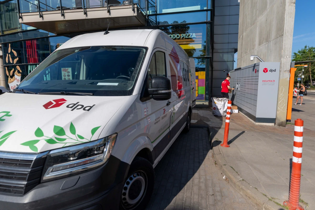„DPD Lietuva“ elektromobilių parką šiemet didins iki 130 transporto priemonių – vienos siuntos CO₂ pėdsakas jau sumažėjo daugiau nei trečdaliu